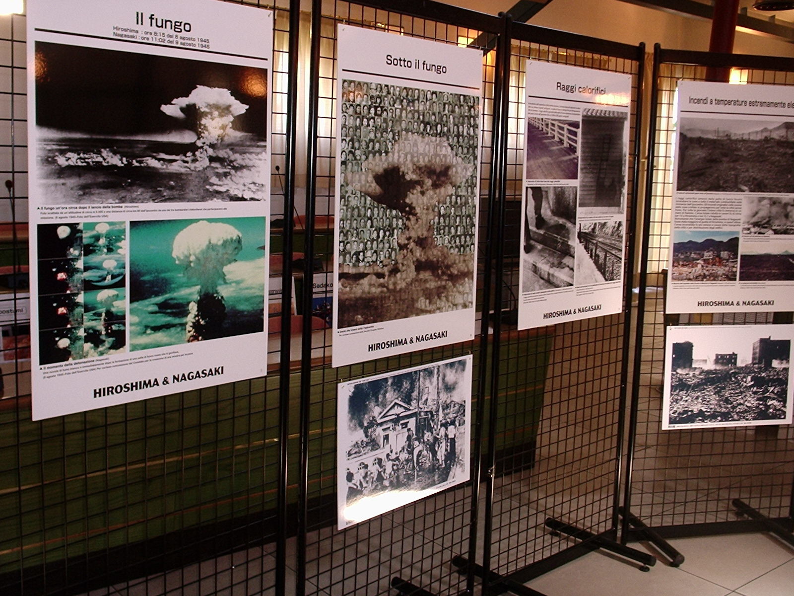 Settembre 2005. A Campi Bisenzio (FI) la prima tappa della mostra fotografica itinerante "La lunga ombra del sole di Hiroshima".