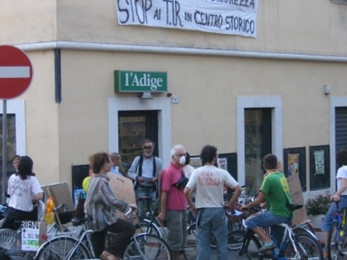sabato 9 sett. '06  concentramento pedalata "Basta TIR in centro storico"