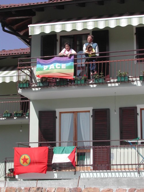 Vi mando in allegato la foto delle bandiere esposte dai balconi di casa mia. Tiziano, da Lavis (TN) impegnato nelle battaglie per la pace con l'associazione FILOROSSO onlus 