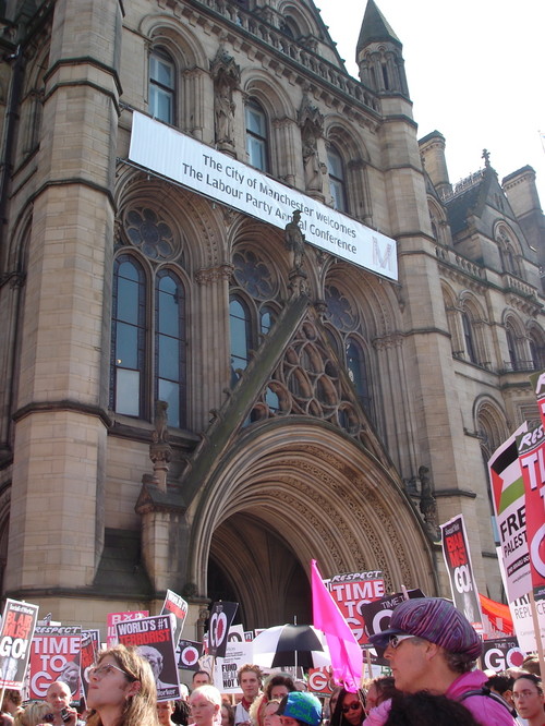 Manchester accoglie il convegno del partito laborista, ma sotto il Comune risuona la protesta.