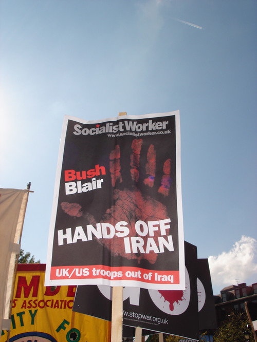 Manchester, marcia contro il partito laborista e la sua politica estera: Hands off Iran.