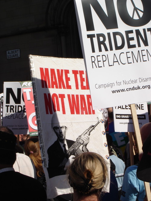Marcia di protesta contro il partito laborista: Make tea not war