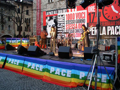 1000 voci stesso giorno stessa ora stessa canzone stesso cuore - a Trento, sabato 22 febbraio 2003. Da Artis Rams