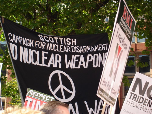 Marcia di protesta contro il partito laborista: Scottish movement for nuclear disarmament.