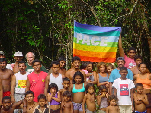 La bandiera di pace sventola con la popolazione della riserva Xixuau nell' Amazzonia Brasiliana!!