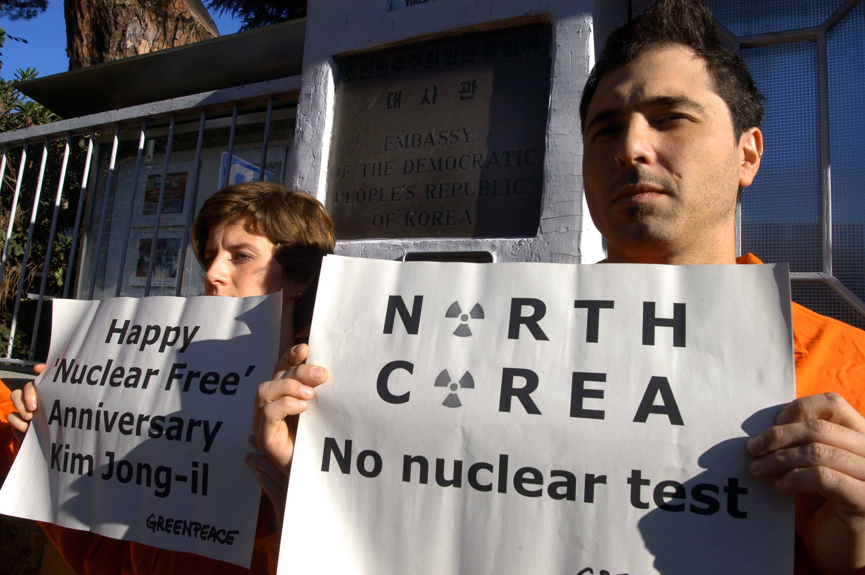 Attivisti di Greenpeace in azione presso l'ambasciata della Corea del Nord a Roma.  © Greenpeace / Montesi