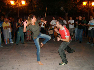 Balli in piazza della Vittoria al termine del corteo
