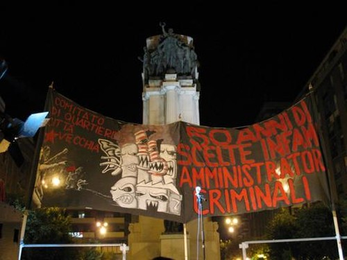 Lo striscione sul palco