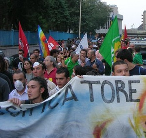 Corteo contro il rigassificatore a Taranto, subito dopo la partenza dal piazzale Bestat