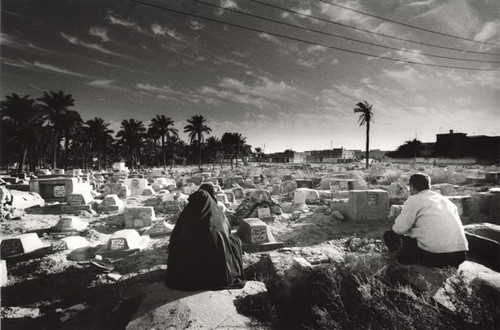 Un cimitero provvisorio, noto come "cimitero dei bambini" a causa del  vertiginoso aumento della morte dei bambini dopo la Guerra del Golfo (dicembre 2002, Basra)