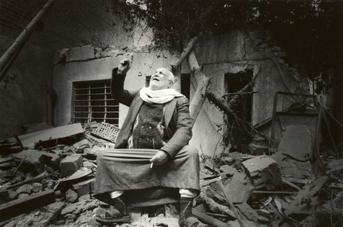 Al signor Ahamad è stata distrutta la casa da un'enorme bomba che aveva colpito la centrale telefonica del distretto, accanto alla sua abitazione (marzo 2003, Baghdad)