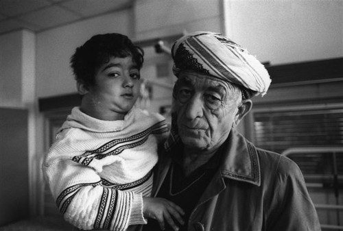 Padre e figlio curdi: hanno dovuto fare un lungo viaggio fino all'ospedale di Bagdad per portare il figlio malato di leucemia (dicembre 2002, Baghdad)