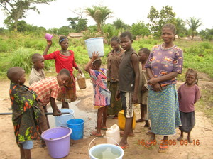 "La prospettiva di avere acqua pulita vicino a casa può essere un'arma efficace nel garantire la partecipazione della gente alla vita comunitaria". Chiara Castellani  (da "Una lampadina per Kimbau",