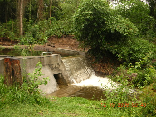Altra vista della diga di Kimbau. La diga è sul torrente Nzasi