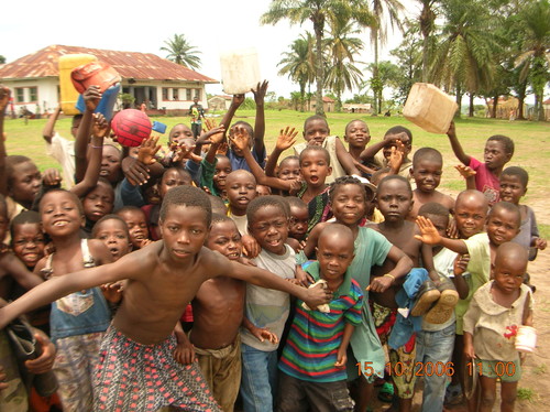 Bambini a Kimbau durante i festeggiamenti per l'arrivo dell'acqua
