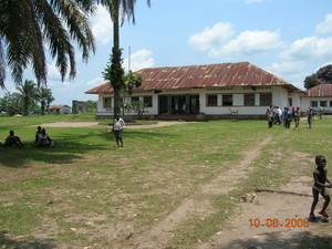 L'Ospedale di Kimbau. Entrando a destra c'è il Pronto Soccorso mentre a sinistra c'è l'ambulatorio della Chiara