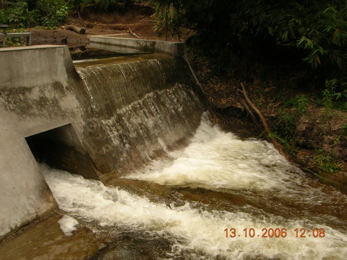 Immagine della diga con saracinesca aperta quando c'è tanta acqua ossia dopo un temporale tropicale