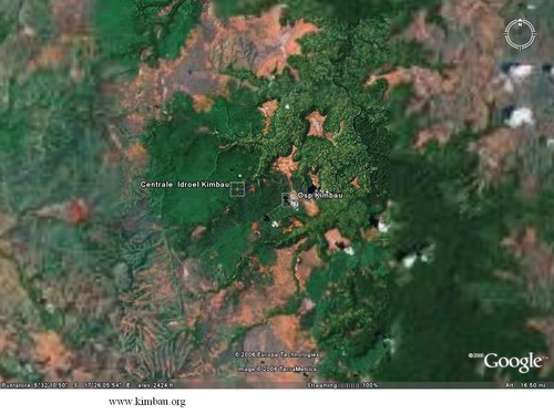 L'ospedale di Kimbau visto dal Satellite. Per gli esperti le coordinate sono lat. 5° 32' 10,5 S e long. 17° 26' 05,54 E. Il complesso Diga, Vasca di Carico e Centrale è in mezzo alla foresta dove non 