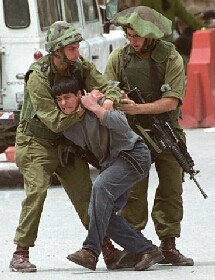 Soldati israeliani catturano un giovane palestinese.