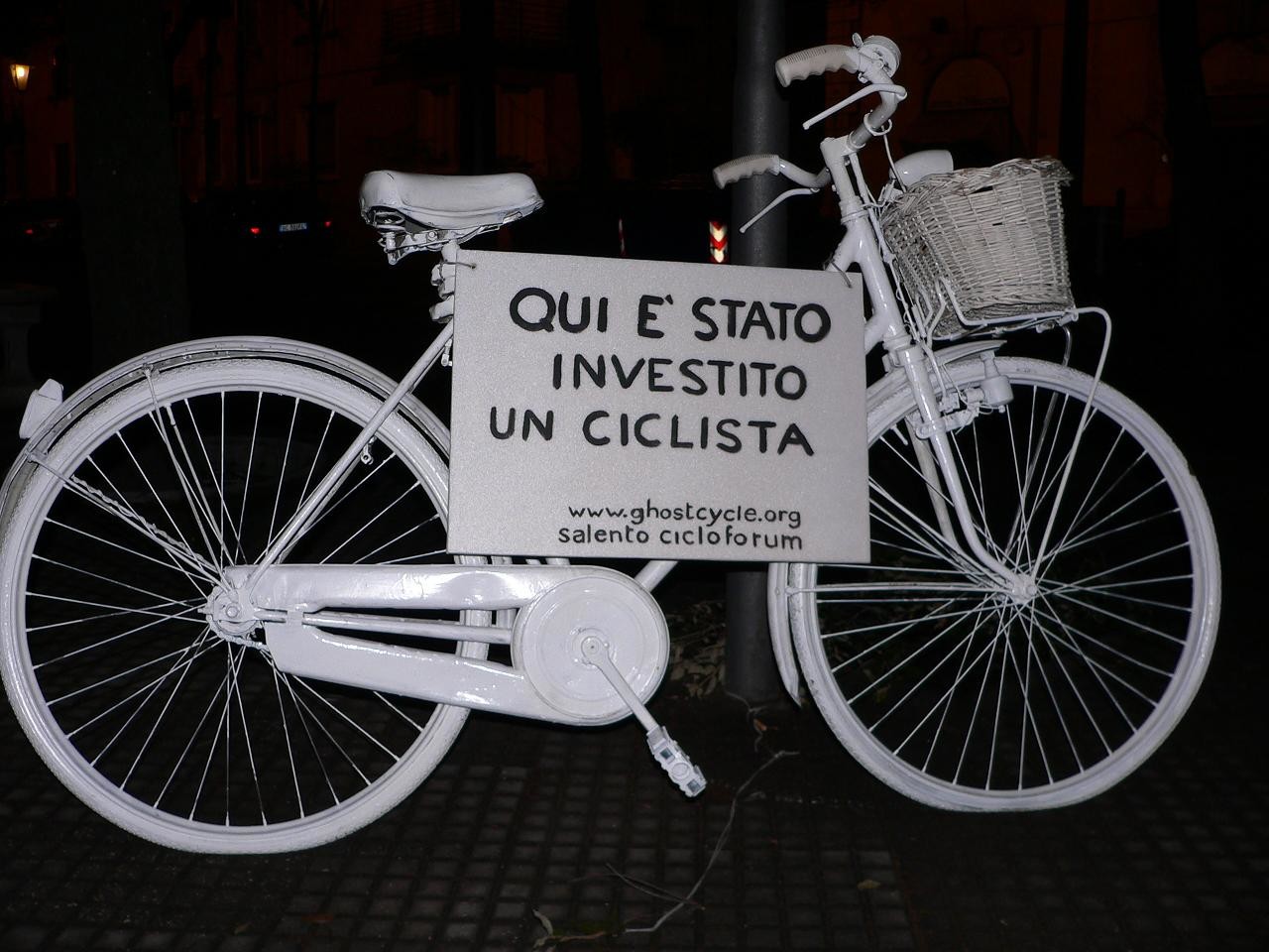 La Ghost Cycle comparsa a Lecce, recentemente rimossa dai Vigili urbani