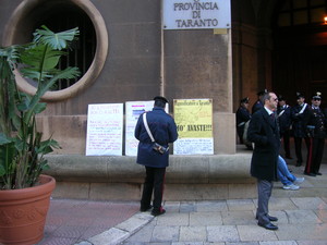 Cartelloni esposti il 20 gennaio 2007 di fronte alla Prefettura di Taranto