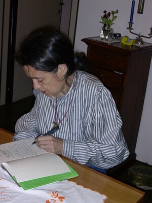 Chiara Castellani scrive una dedica sul suo ultimo libro: "Una lampadina per Kimbau" (Mondadori).