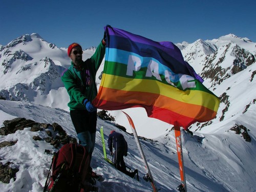 Invio la foto della bandiera della Pace esposta in un balcone delle Alpi in Val Formazza al Colle del Nefelgiù.Roberto da Novate Milanese 