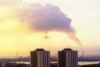 Una nube gigantesca esce dall'Ilva nel giorno delle Palme