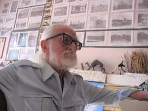 Paolo Sabbetta oggi, a 95 anni, all'interno della sua casa-museo di Foggia.