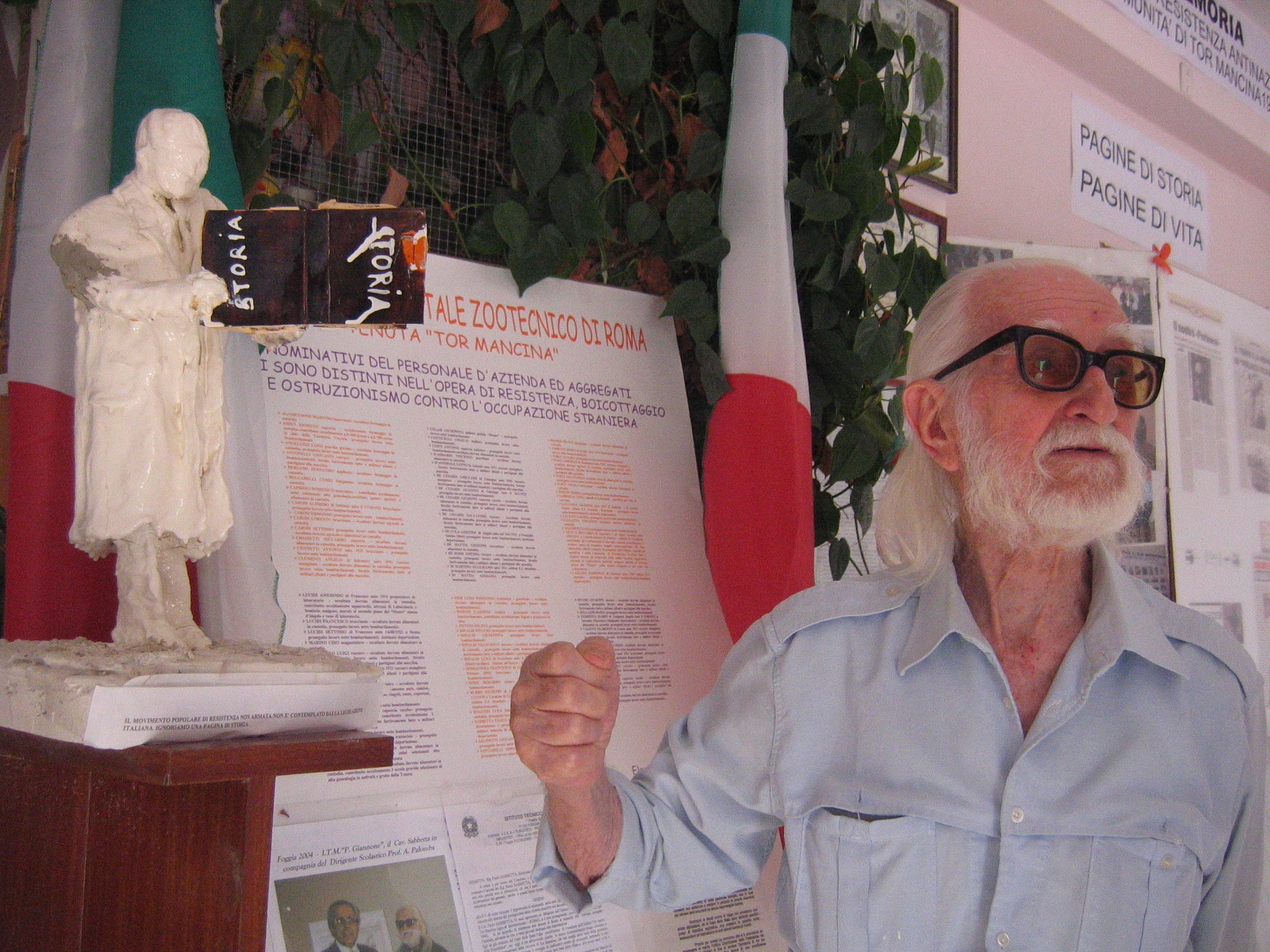 Paolo Sabbetta oggi, a 95 anni, all'interno della sua casa-museo di Foggia.