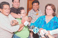 La Ministra del lavoro, Jeanette Chávez, con i rappresentanti sindacali