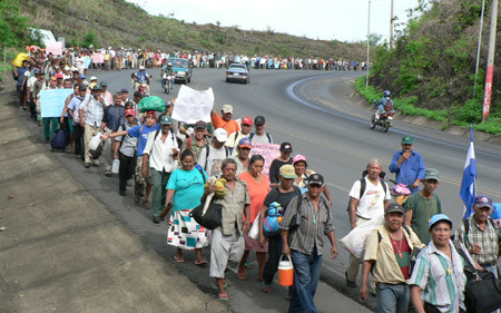 I bananeros in fila indiana entrano a Managua 