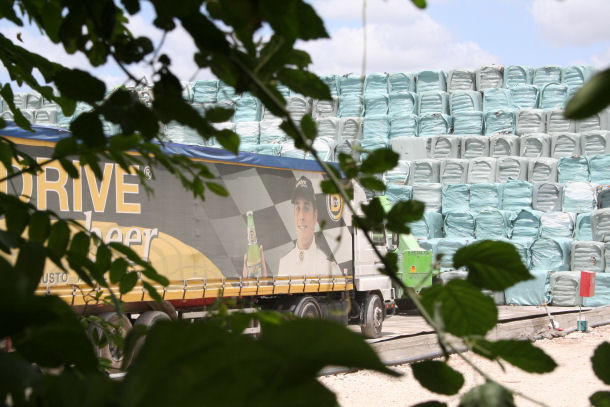 A tutta birra... camion camuffati per il trasporto di birra traportano ecoballe in una delle megadiscariche del giuglianese