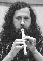 Richard Stallman mentre suona il flauto