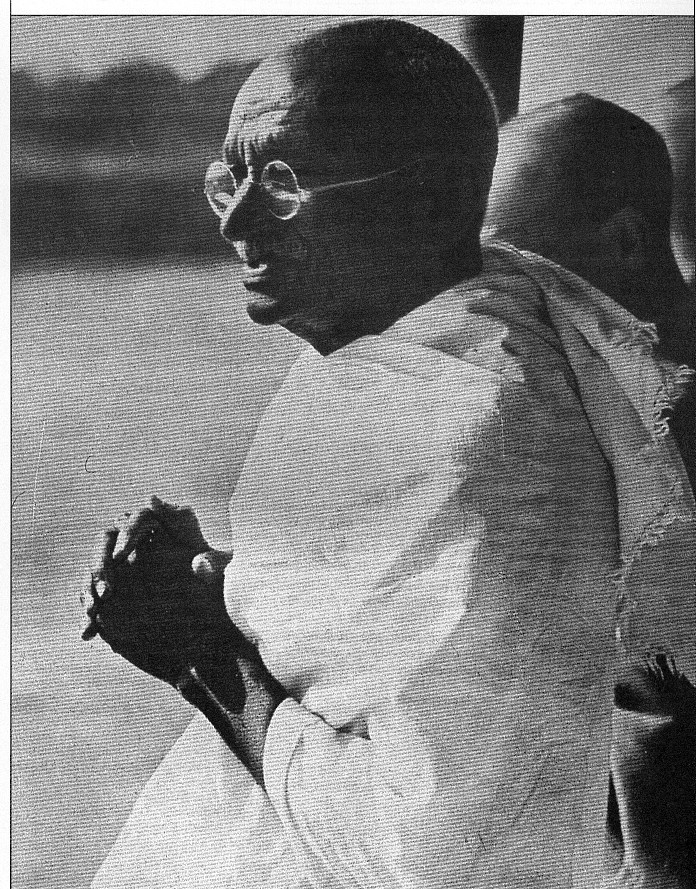 Rotratto di Gandhi in preghiera