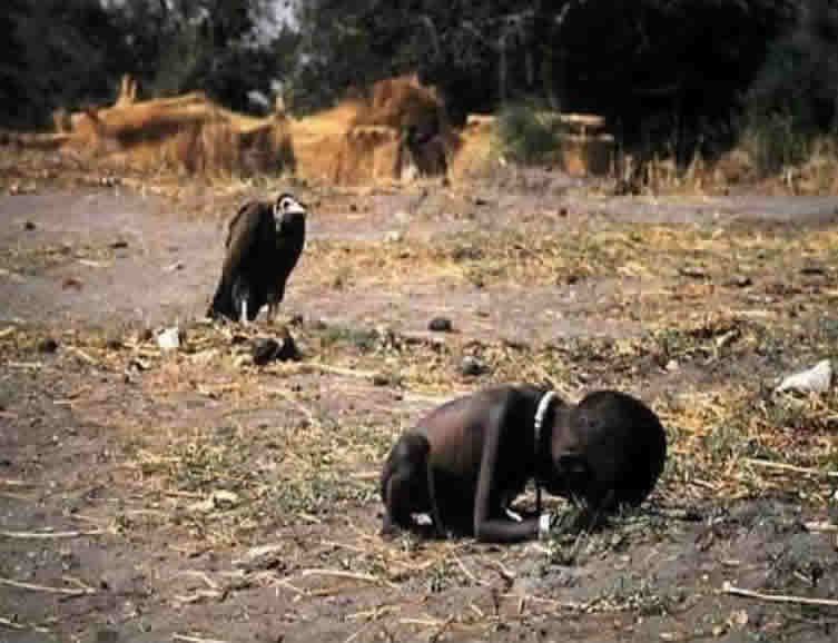 Bambina in agonia - Foto di Kevin Carter - Premio Pulitzer 1994 