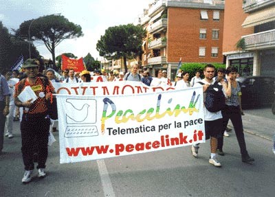 Carlo Gubitosa alla marcia Perugia-Assisi contro la guerra in Kossovo nel 1999. E' a destra dello striscione di PeaceLink. Sulla sinistra Alessandro Marescotti 