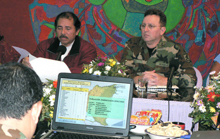 Ortega ed il generale Avilés leggono gli ultimi dati raccolti 