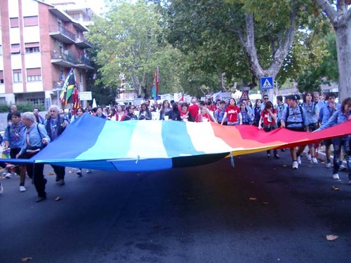Da Perugia ad Assisi, tutti i diritti umani per tutti La bandiera arcobaleno a Ponte San Giovanni