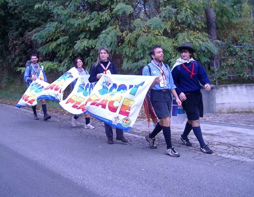 Da Perugia ad Assisi, tutti i diritti umani per tutti la Bandiera scout della pace, creata per l'Onu dei Giovani e la Marcia