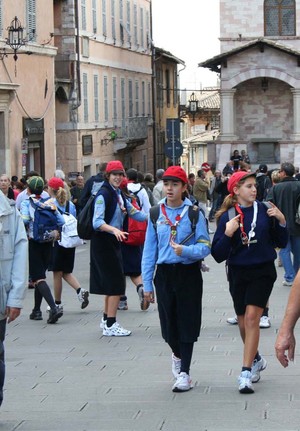 Da Perugia ad Assisi, tutti i diritti umani per tutti Coccinelle sulla piazza del comune di Assisi