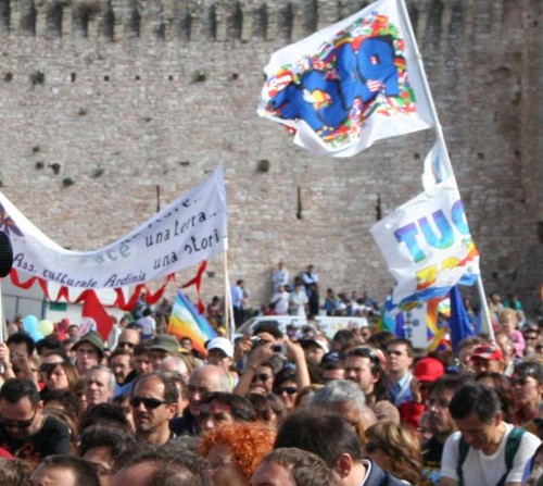 Da Perugia ad Assisi, tutti i diritti umani per tutti Alla Rocca: la gente davanti al palco
