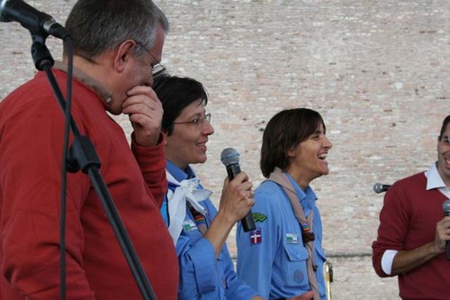 Da Perugia ad Assisi, tutti i diritti umani per tutti Chiara Sapigni (Presidente Fis) e Paola Stroppiana (Presidente Agesci) spiegano il Regalo per la pace e la presenza della Fiamma Scout