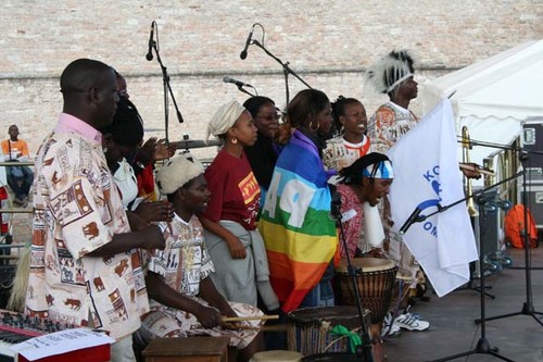 Da Perugia ad Assisi, tutti i diritti umani per tutti il gruppo africano sul palco