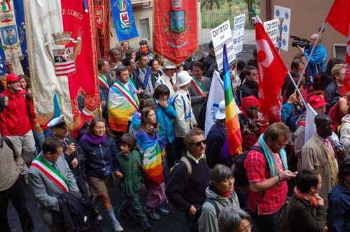 Foto della Marcia Perugia-Assisi 2007 - gonfaloni e bandiere
