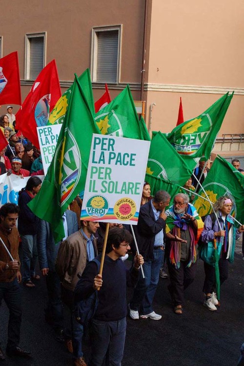 Foto della Marcia Perugia-Assisi 2007 - bandiere verdi e rosse