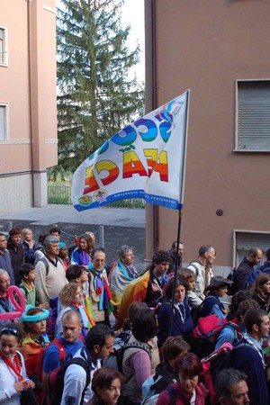 Foto della Marcia Perugia-Assisi 2007 - la bandiera scout della pace