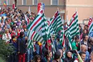 Foto della Marcia Perugia-Assisi 2007 - le bandiere della Cisl