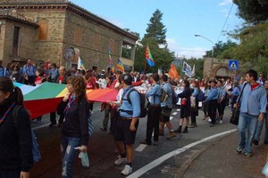 Foto della Marcia Perugia-Assisi 2007 - gli scout di Genzano col bandierone arcobaleno