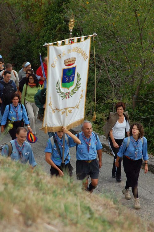 Foto della Marcia Perugia-Assisi 2007 - Gli scout di Mesagne col gonfalone